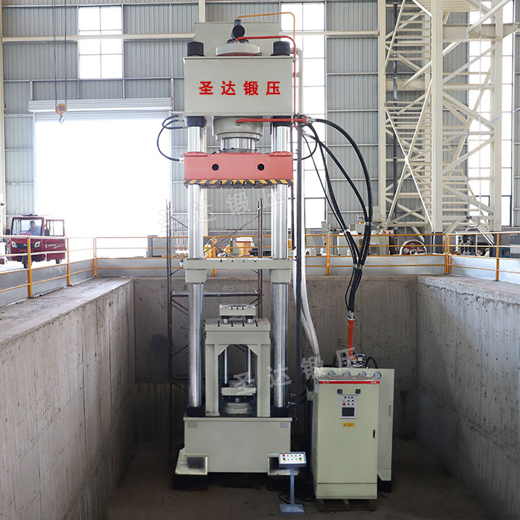 800噸四梁四柱液壓機(jī)車間實(shí)物 800噸四梁四柱液壓機(jī)車間實(shí)物