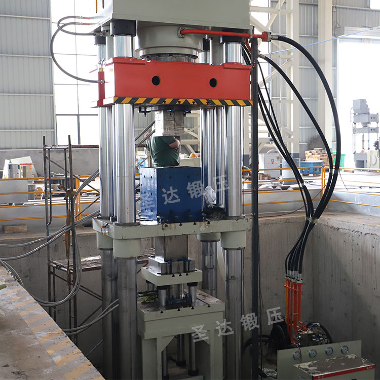 800噸四梁四柱液壓機(jī)車間調(diào)試 800噸四梁四柱液壓機(jī)車間調(diào)試