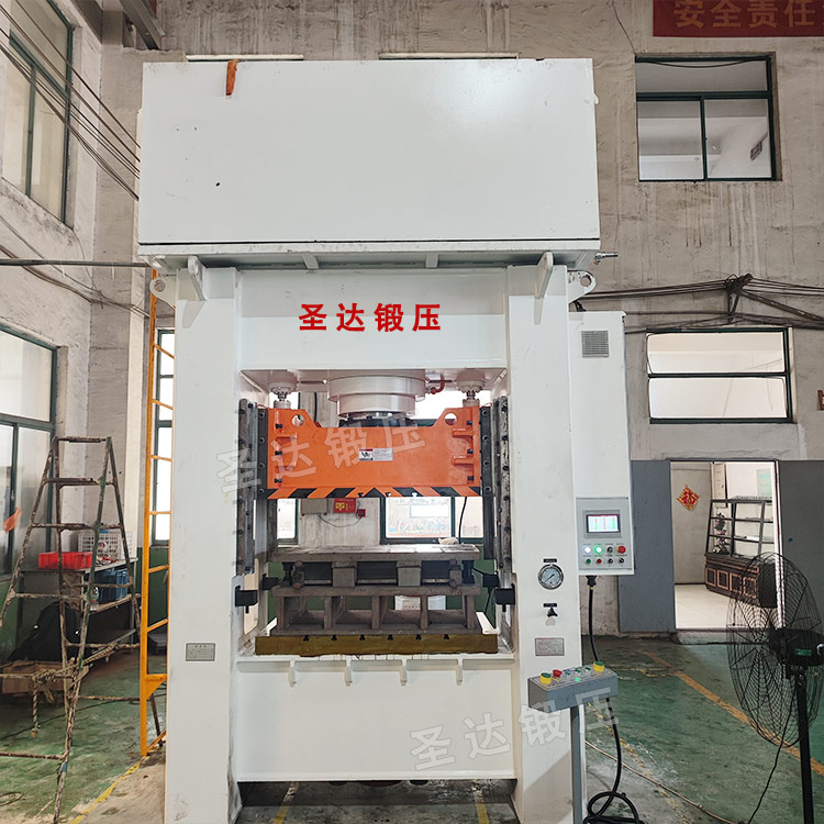 315噸框架式液壓機(jī)現(xiàn)場 315噸框架式液壓機(jī)現(xiàn)場