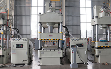 三梁四柱液壓機(jī)中過濾器使用多長(zhǎng)時(shí)間更換？